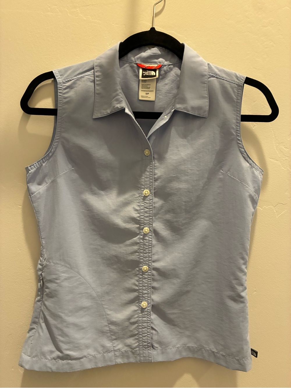 The North Face Women's Sleeveless Button-Up Shirt - Light Blue